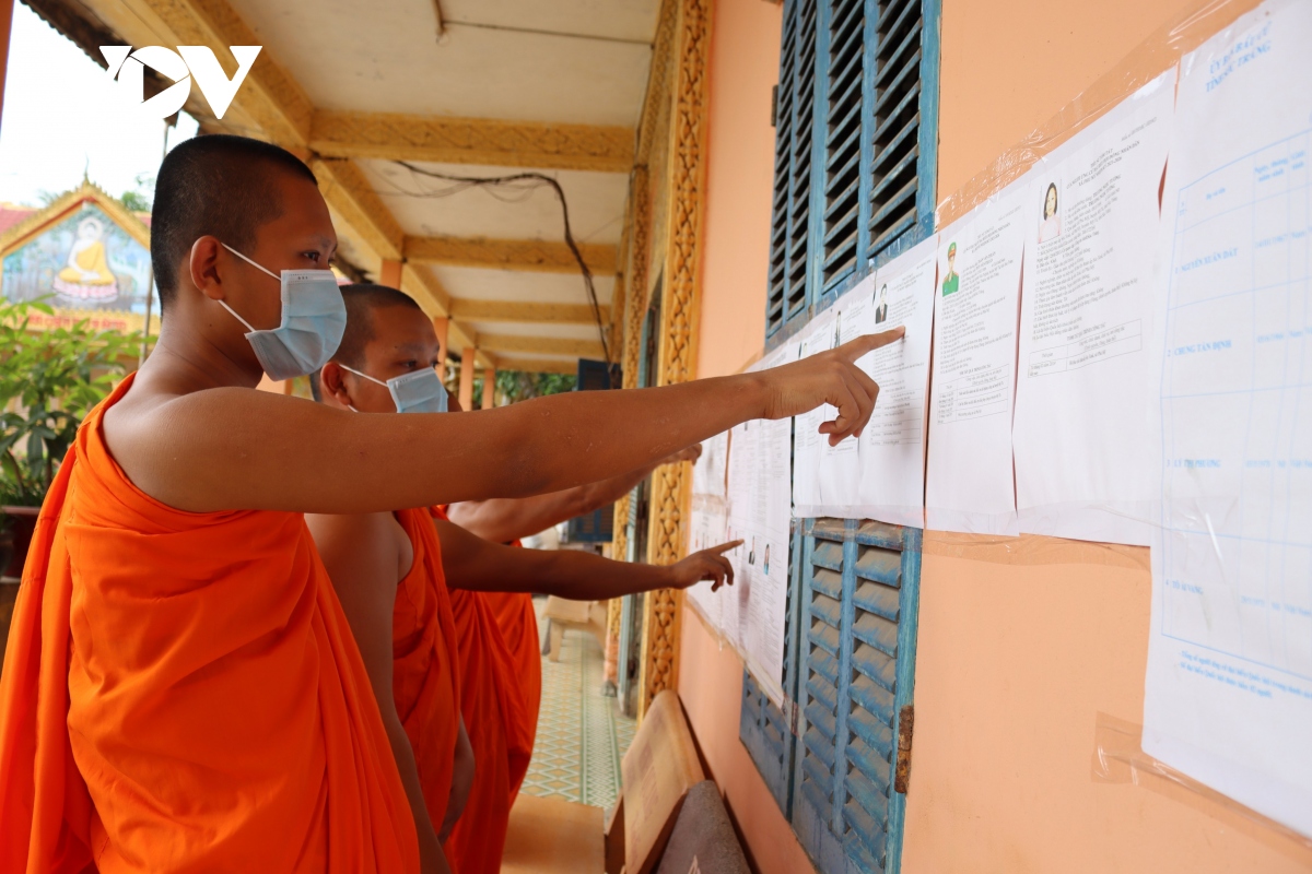 Cử tri Khmer: Vừa lo mùa vụ, vừa tranh thủ tìm hiểu ứng cử viên